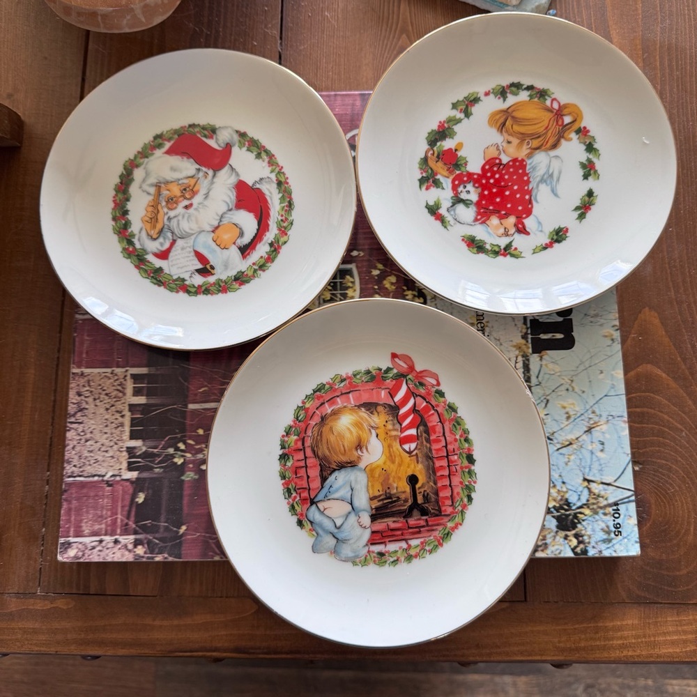 JASCO Fine Porcelain Decorative 22K Gold Edge Christmas Plate Set vintage 1980s
